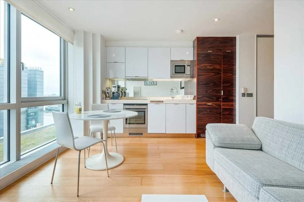 Flat Fairmont Avenue in Greater London