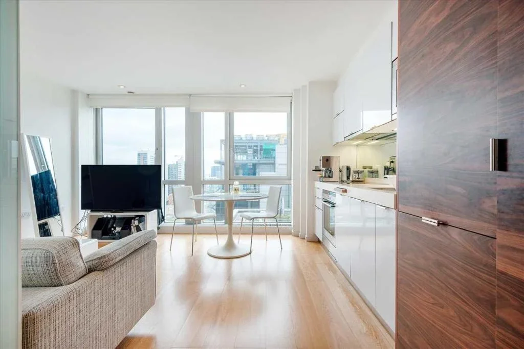 Flat Fairmont Avenue in Greater London