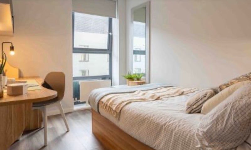 Room Lakeside Way in Greater London
