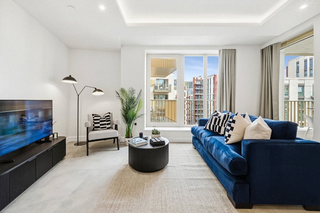 Flat Ponton Road in Greater London