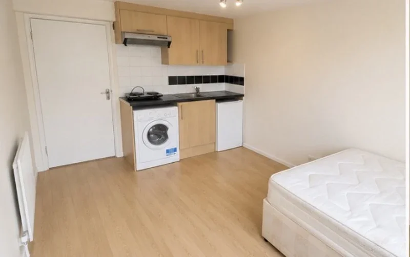 Flat Wolsey Crescent in Greater London