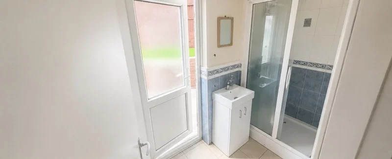 Flat Wolsey Crescent in Greater London