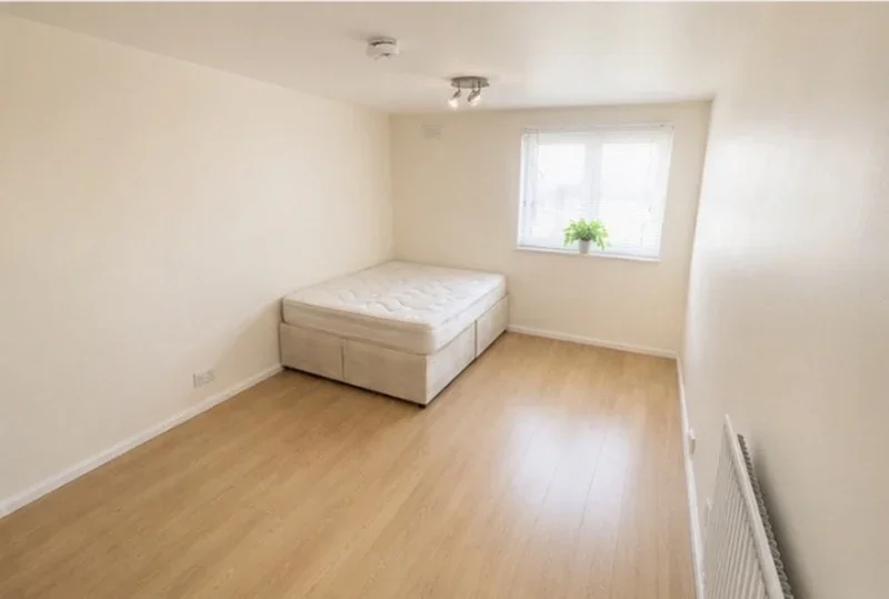 Flat Wolsey Crescent in Greater London