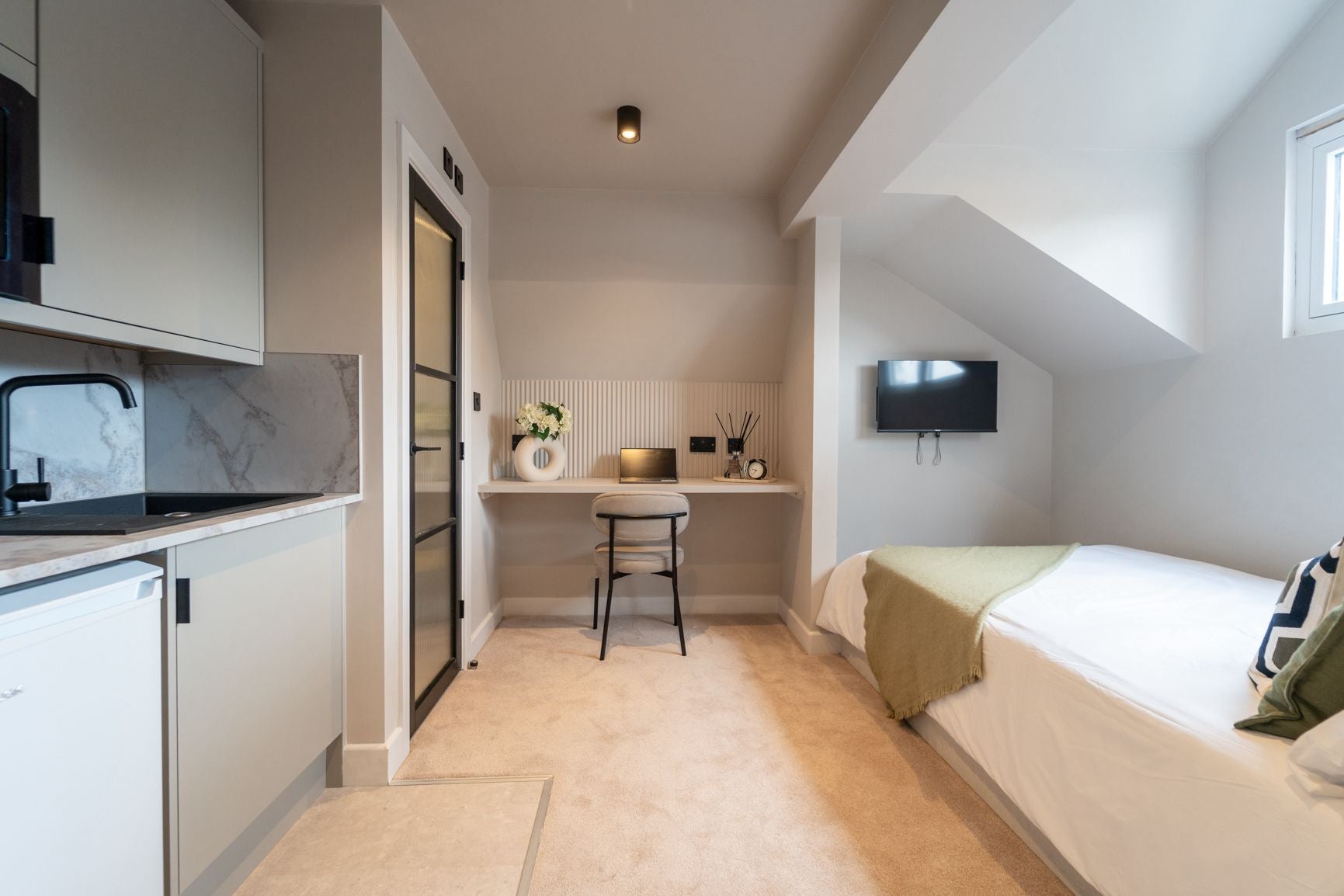 Room Dawlish Road in Birmingham