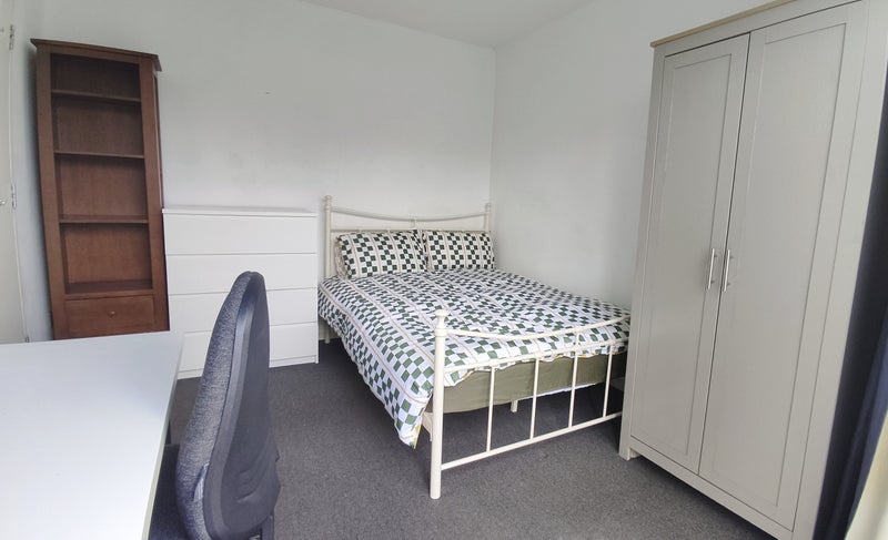 Room Barnfield Road in Crawley