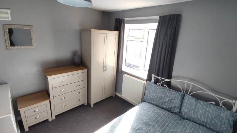 Room Barnfield Road in Crawley
