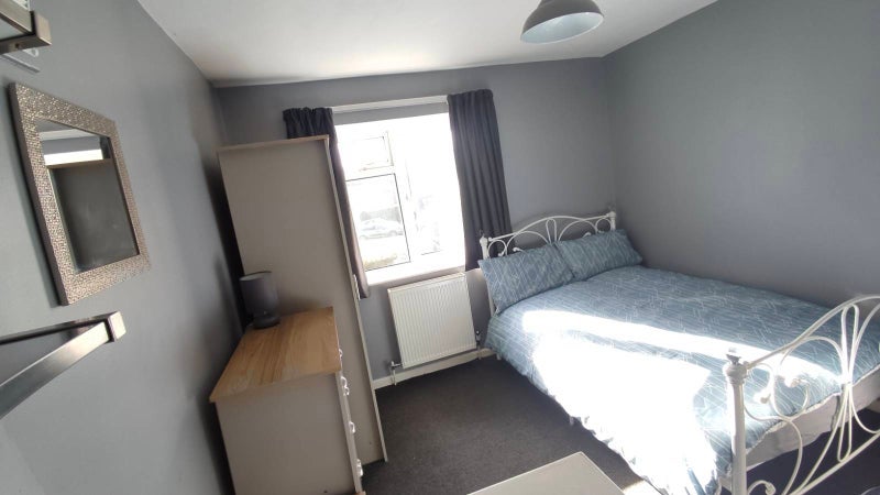 Room Barnfield Road in Crawley