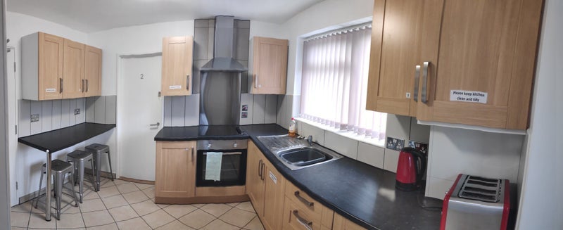 Room Barnfield Road in Crawley