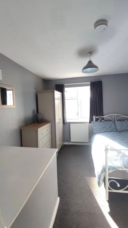 Room Barnfield Road in Crawley