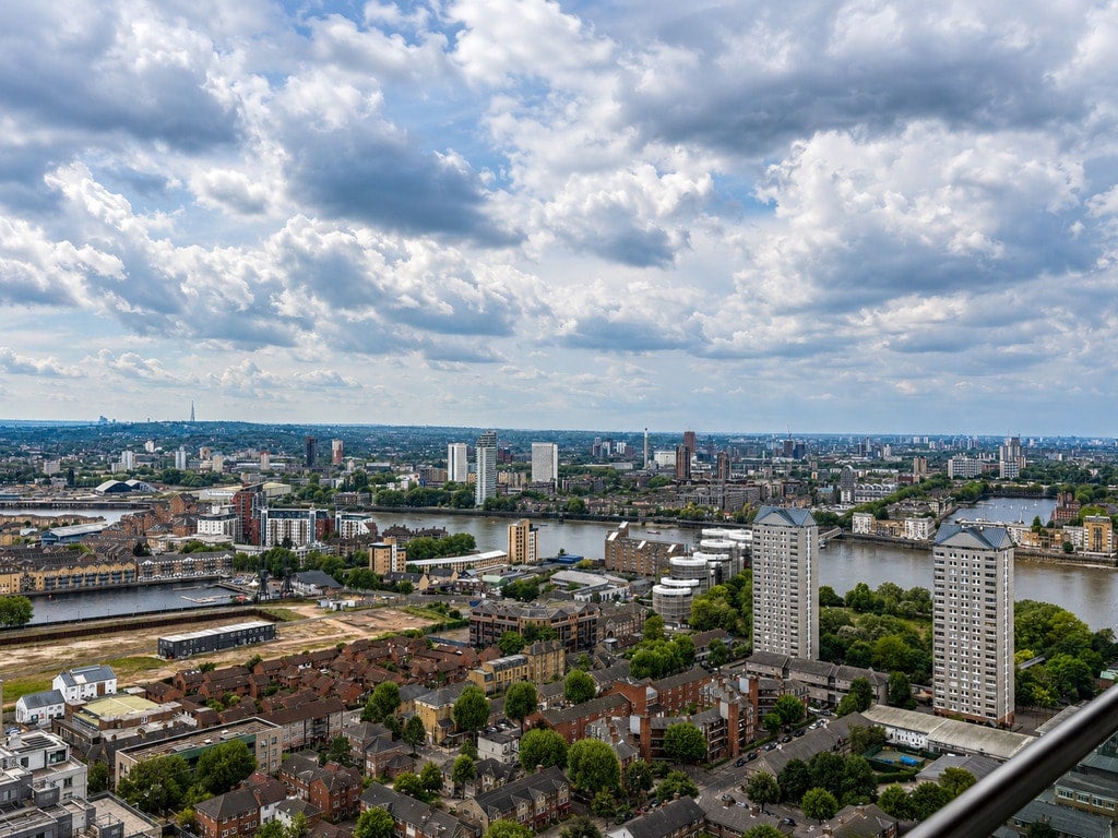 Flat Harbour Way in Greater London
