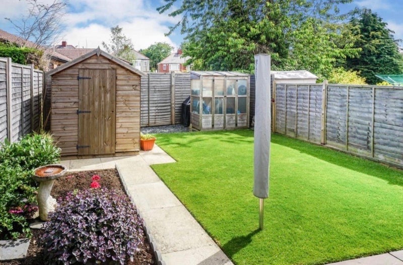 Room Grassmoor Close in Sheffield