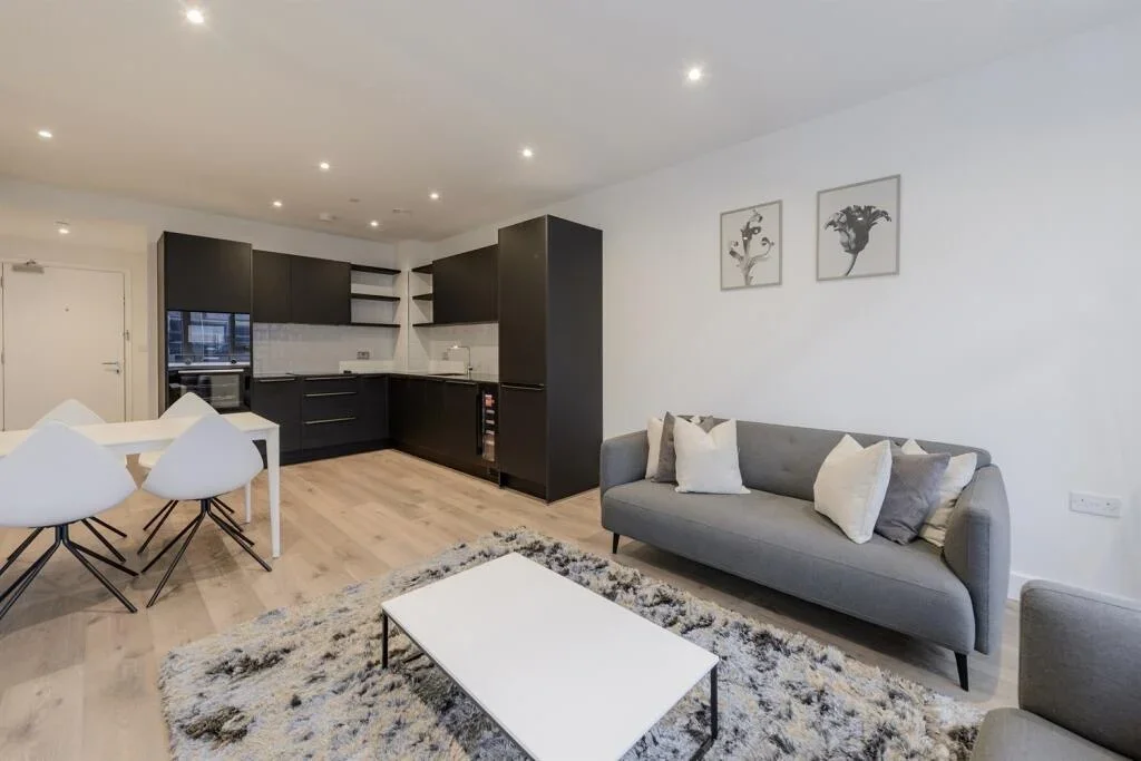 Room Nathan Way in Greater London