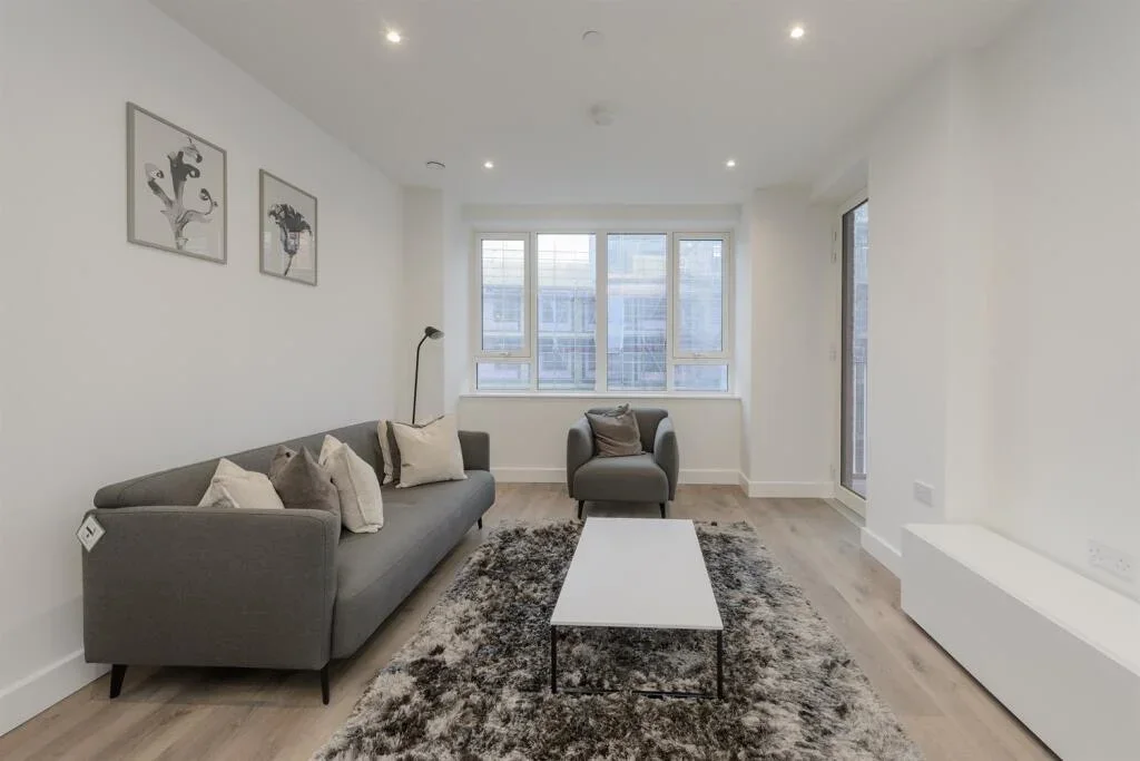 Room Nathan Way in Greater London