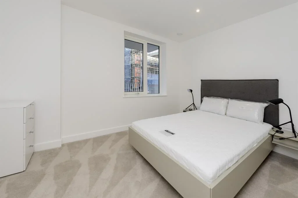 Room Nathan Way in Greater London
