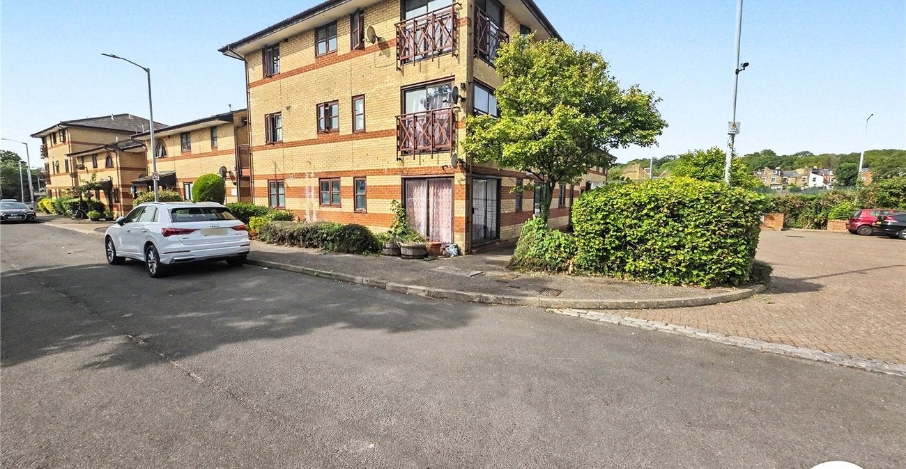 Flat Pincott Place in Greater London