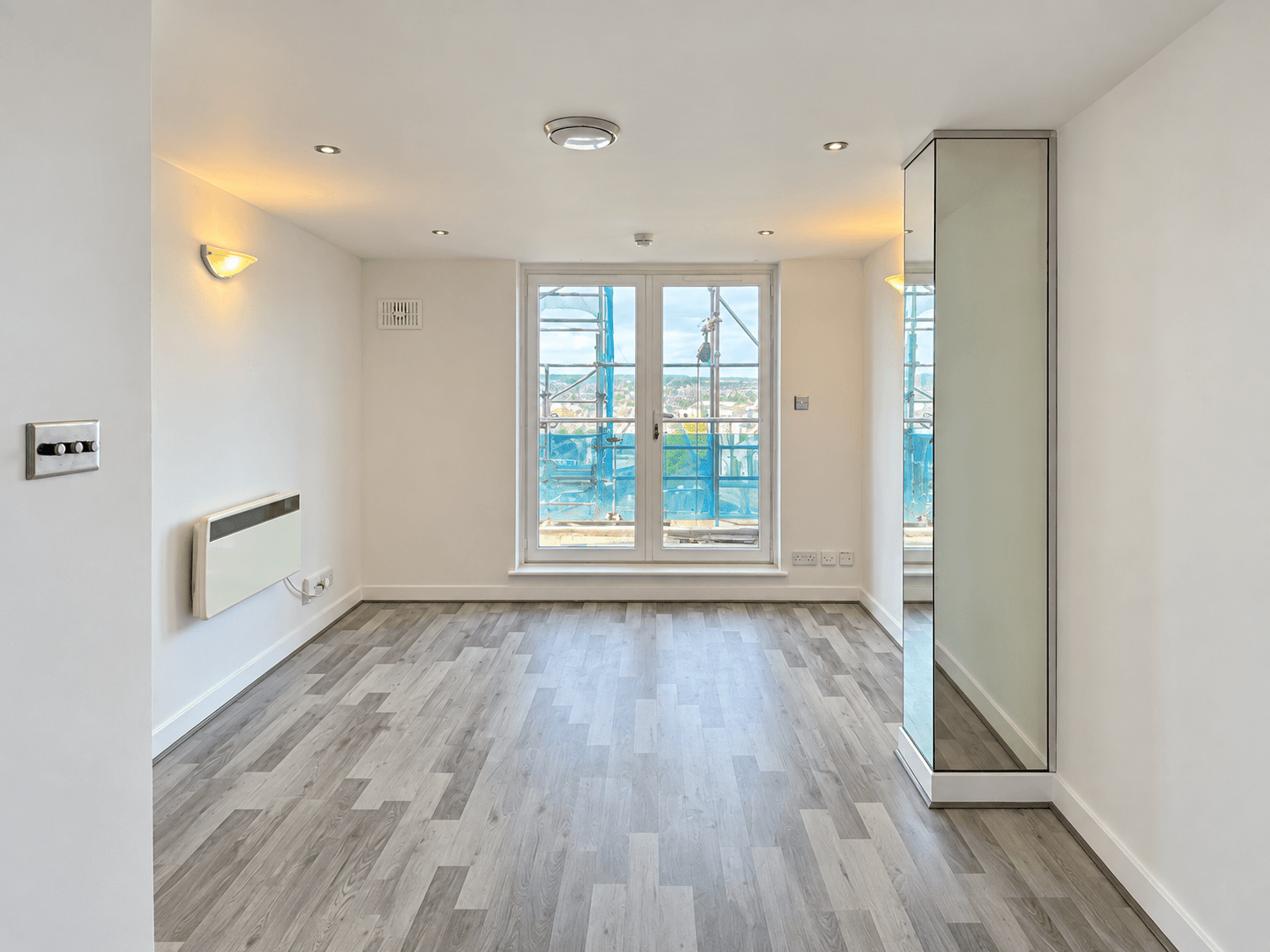 Flat Lyon Road in Greater London