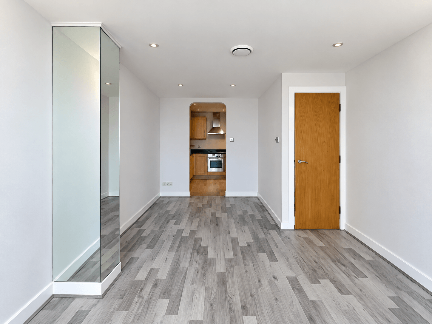 Flat Lyon Road in Greater London