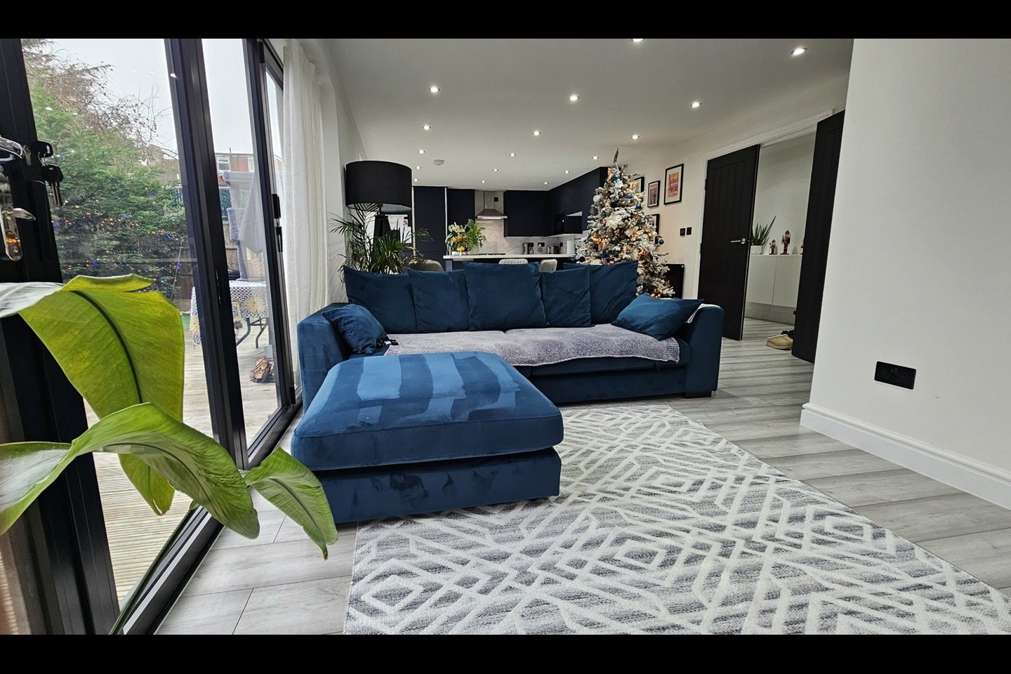 Flat Finchingfield Avenue in Greater London