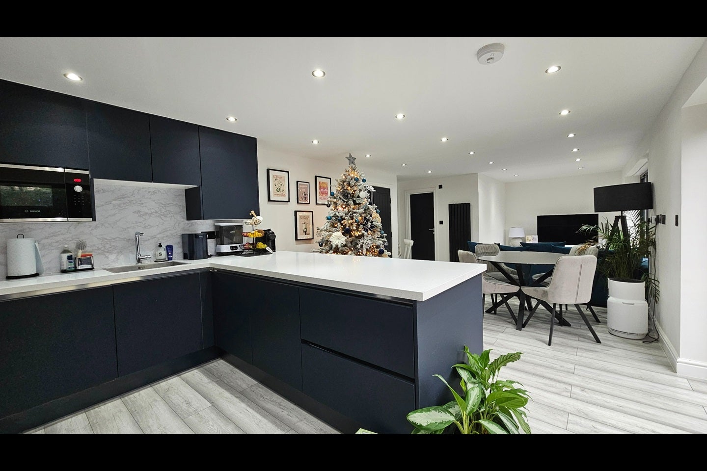 Flat Finchingfield Avenue in Greater London