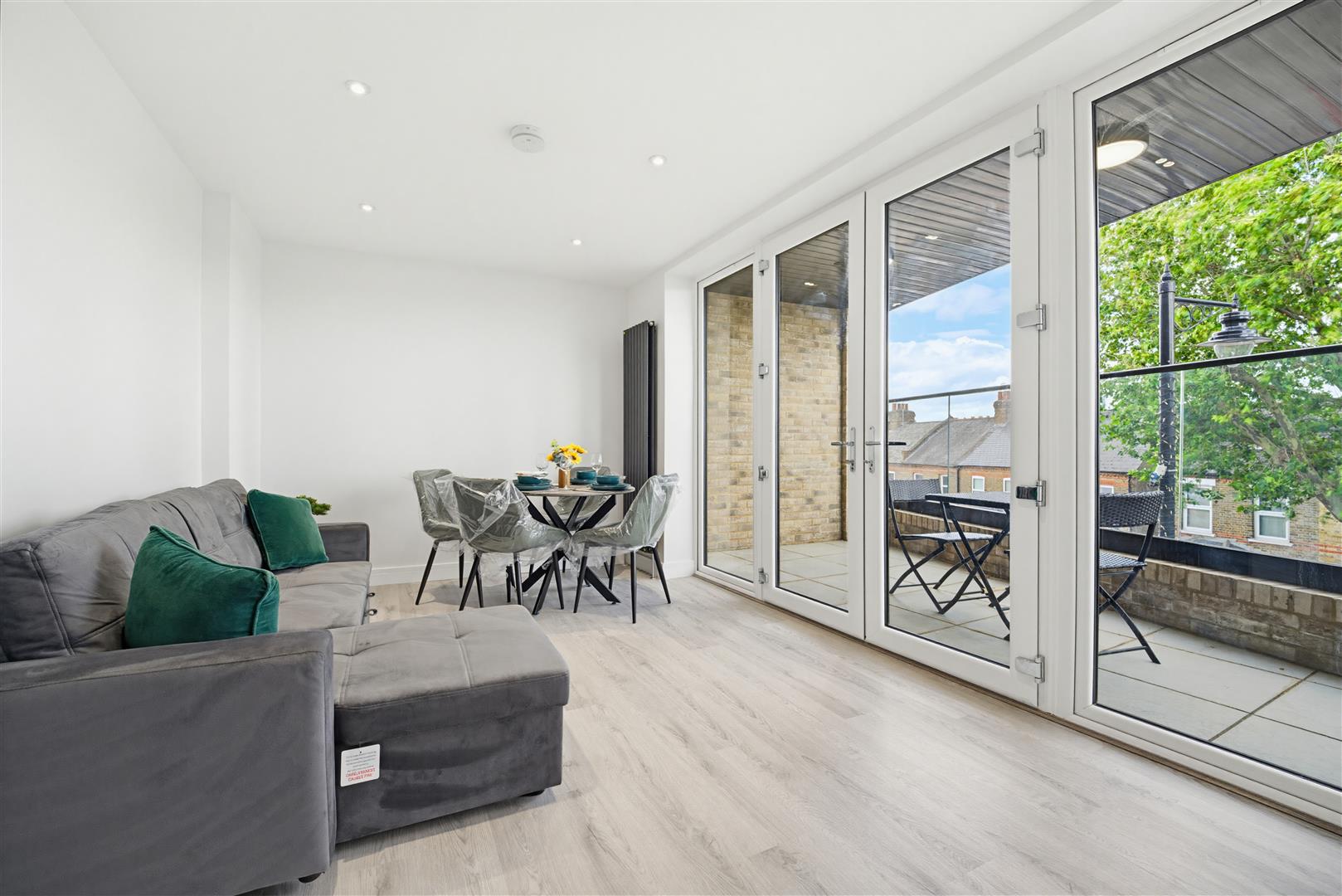 Flat Northfield Avenue in Greater London