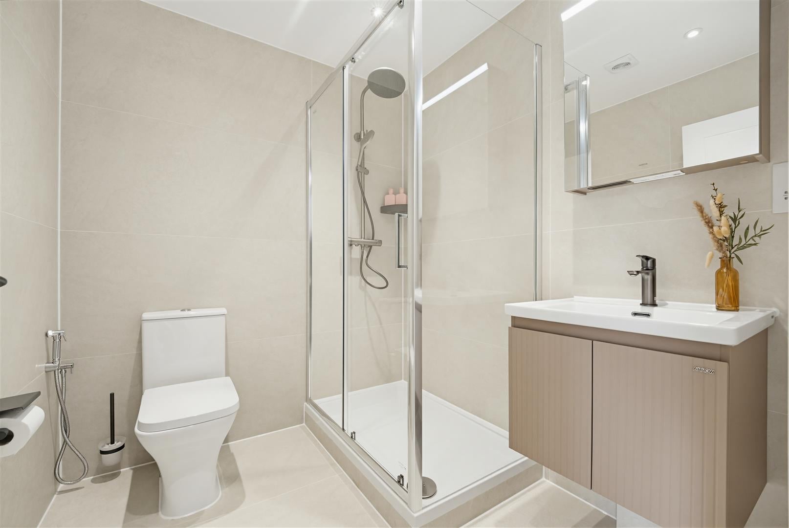 Flat Northfield Avenue in Greater London