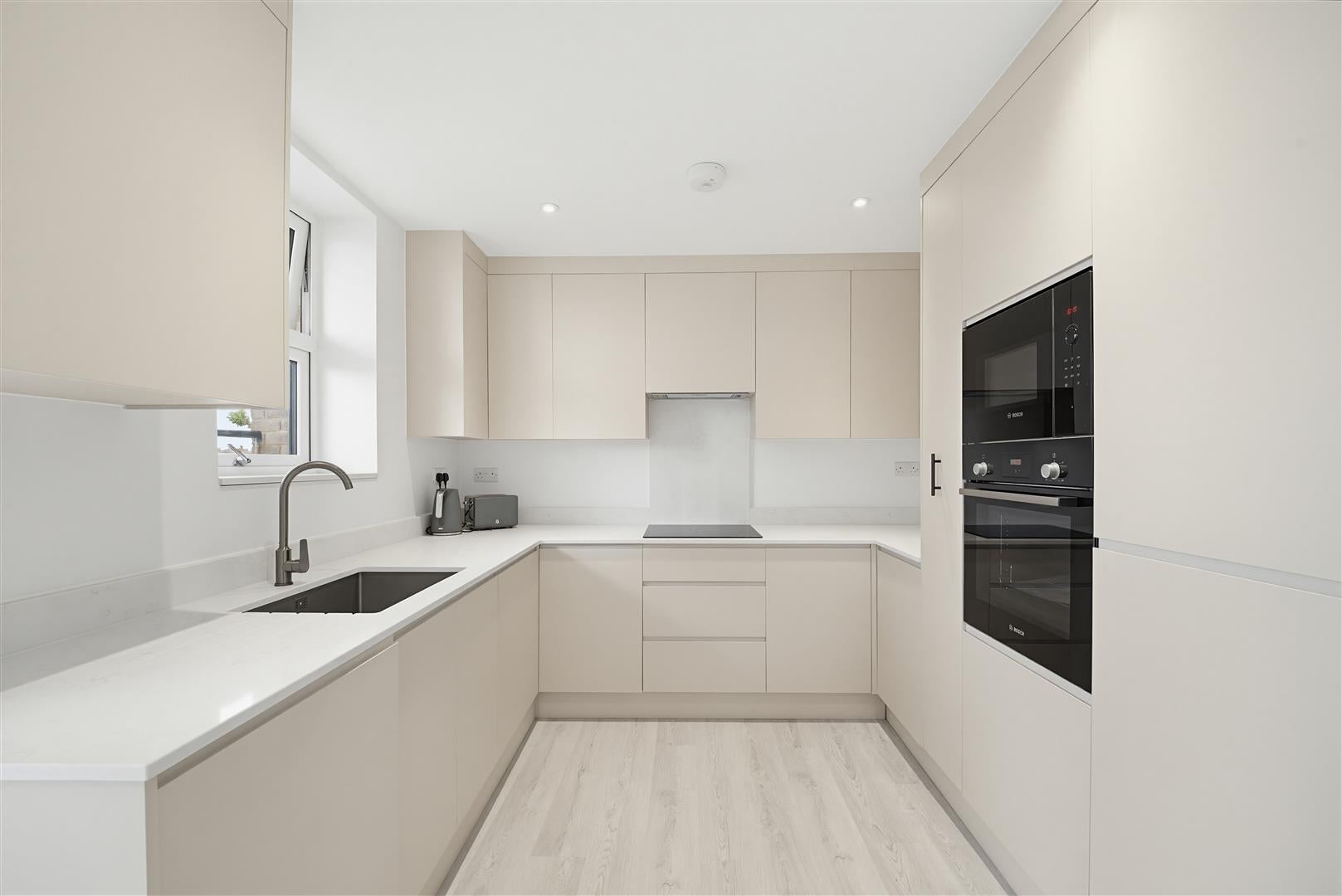 Flat Northfield Avenue in Greater London