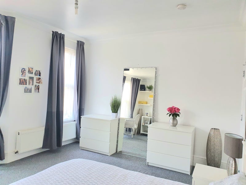 Room Salisbury Road in Greater London