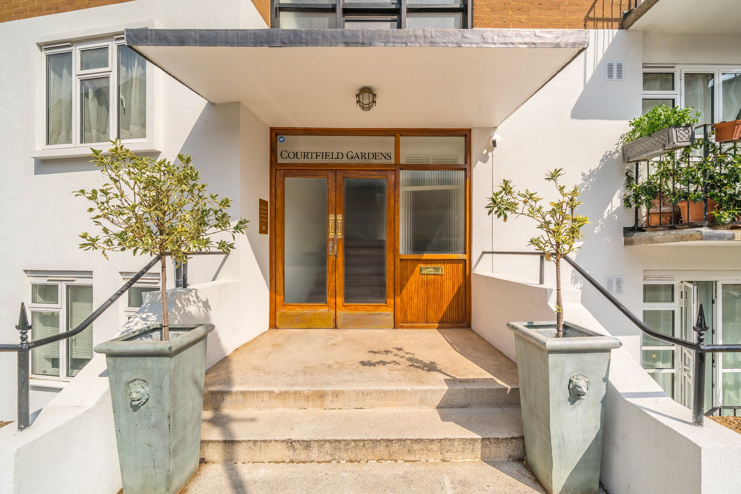 Flat Courtfield Gardens in Greater London