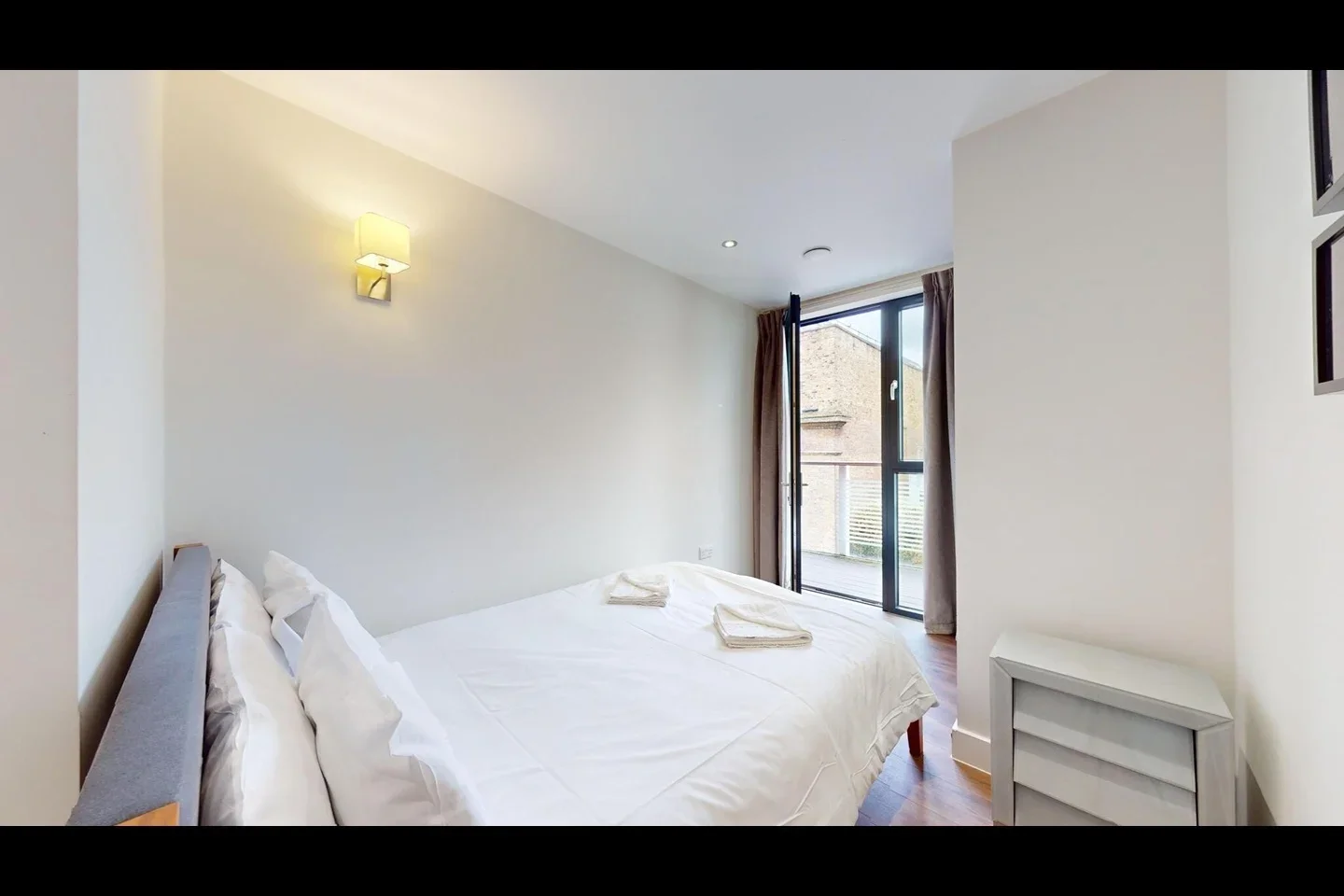 Flat Fairclough Street in Greater London
