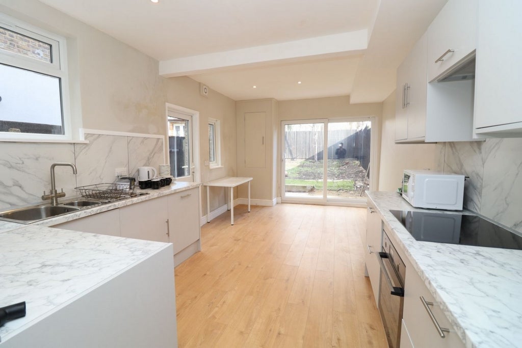 Room Globe Road in Greater London