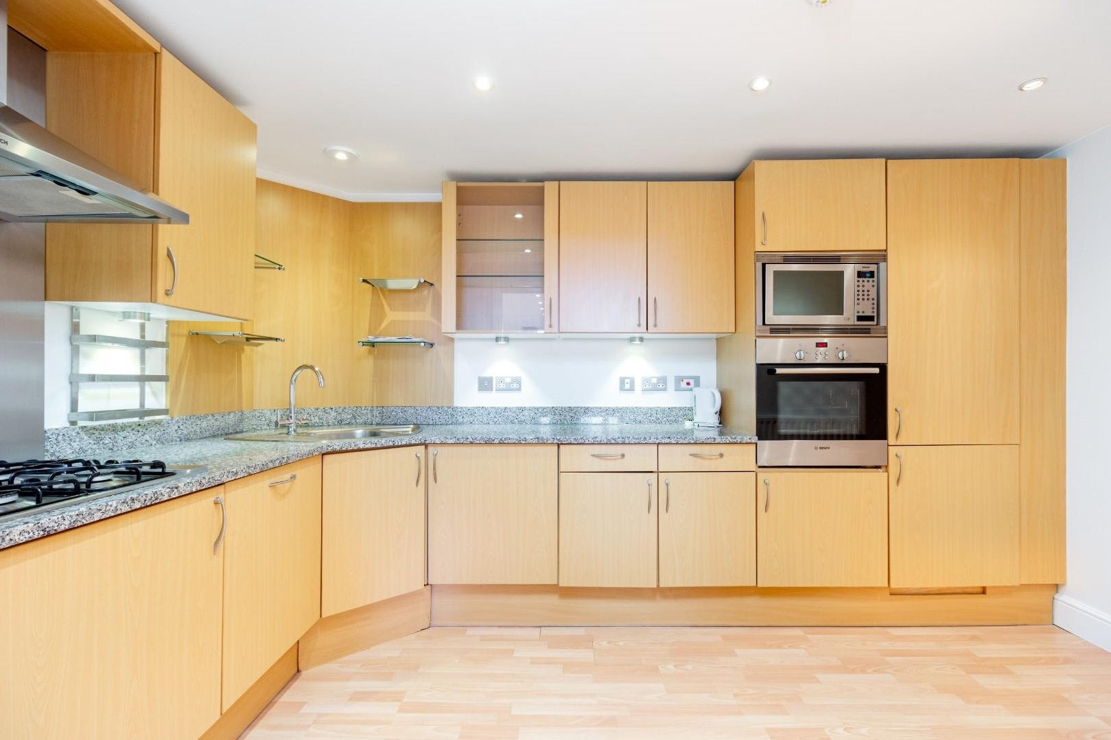 Flat Kidderpore Avenue in Greater London