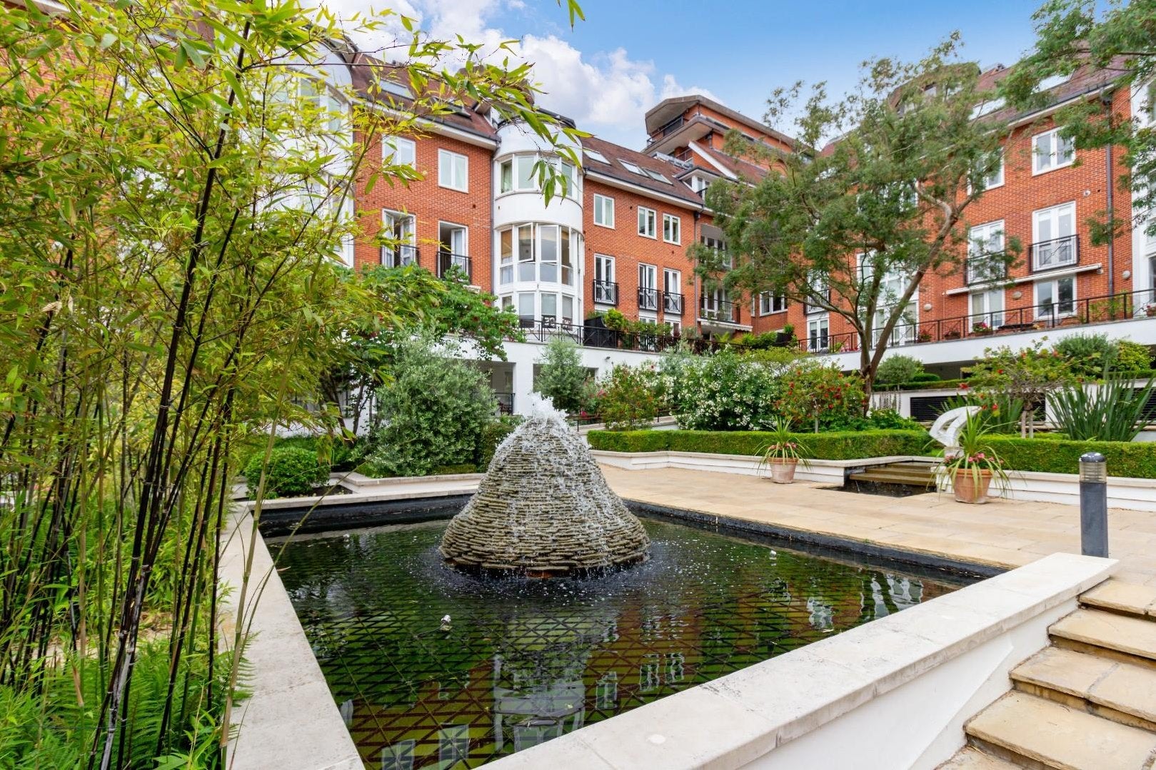 Flat Kidderpore Avenue in Greater London
