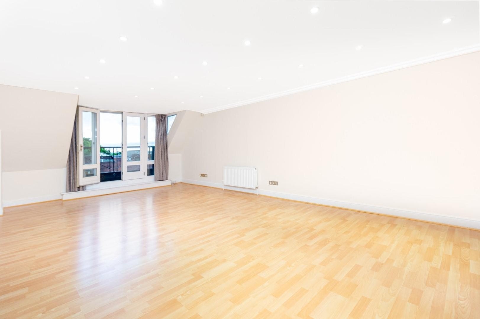 Flat Kidderpore Avenue in Greater London