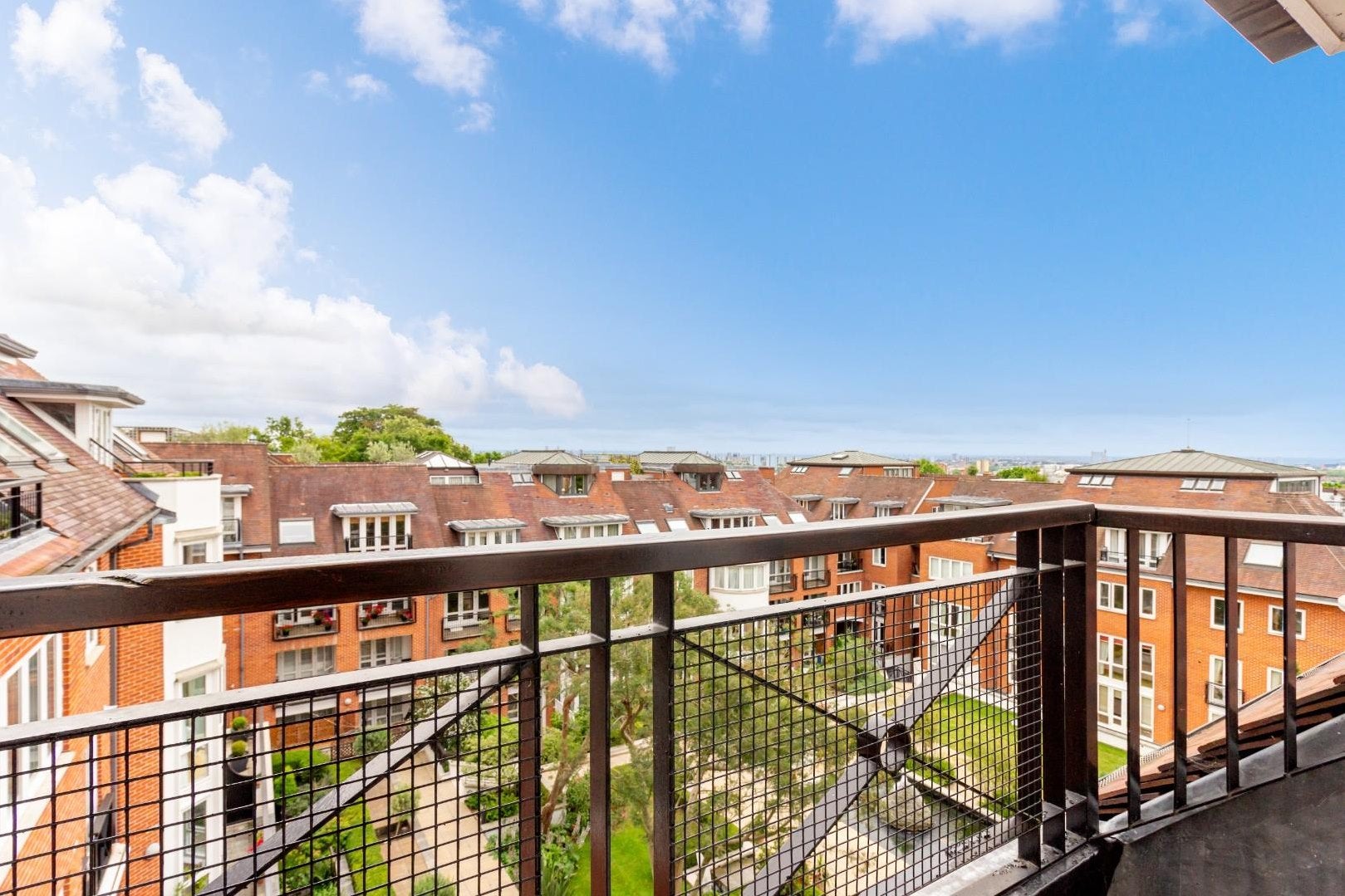 Flat Kidderpore Avenue in Greater London