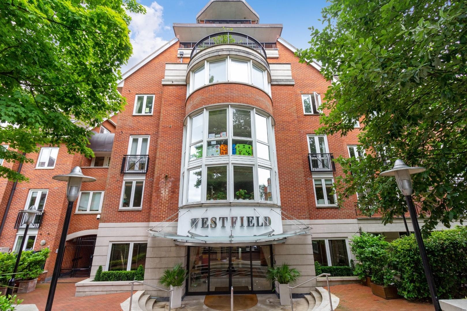 Flat Kidderpore Avenue in Greater London