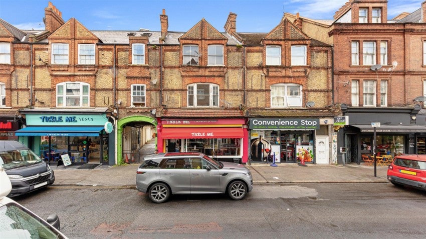 Flat Knight's Hill in Greater London