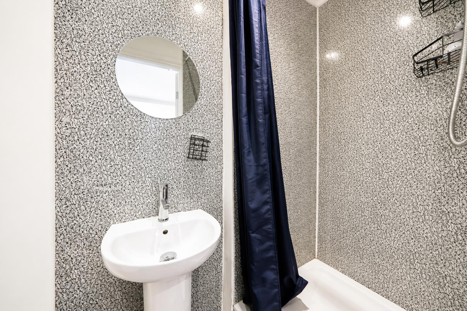 Room Morley Road in Greater London