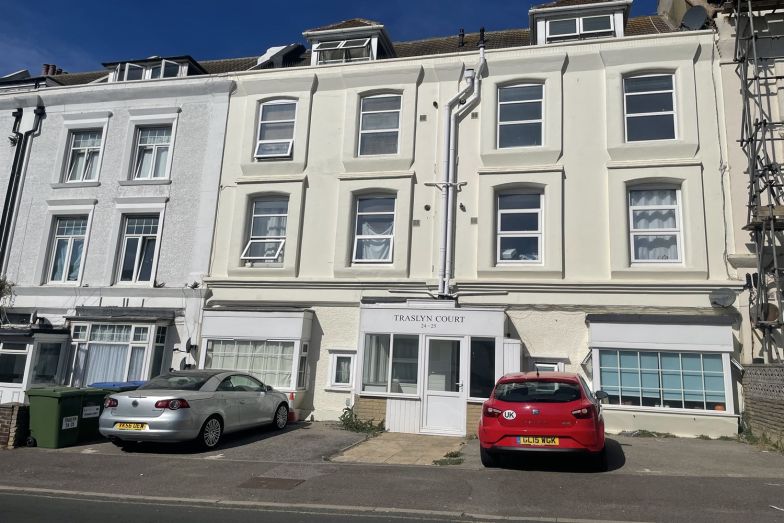 Flat Shanklin Court in Brighton and Hove