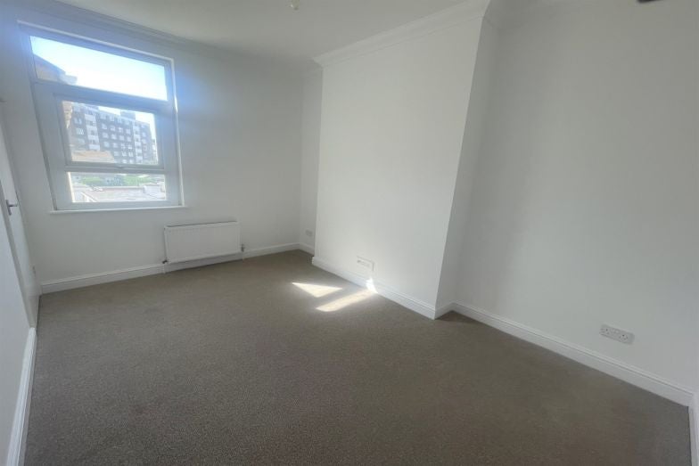 Flat Shanklin Court in Brighton and Hove