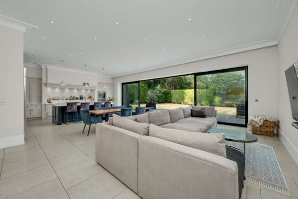 House Birds Hill Rise in Elmbridge
