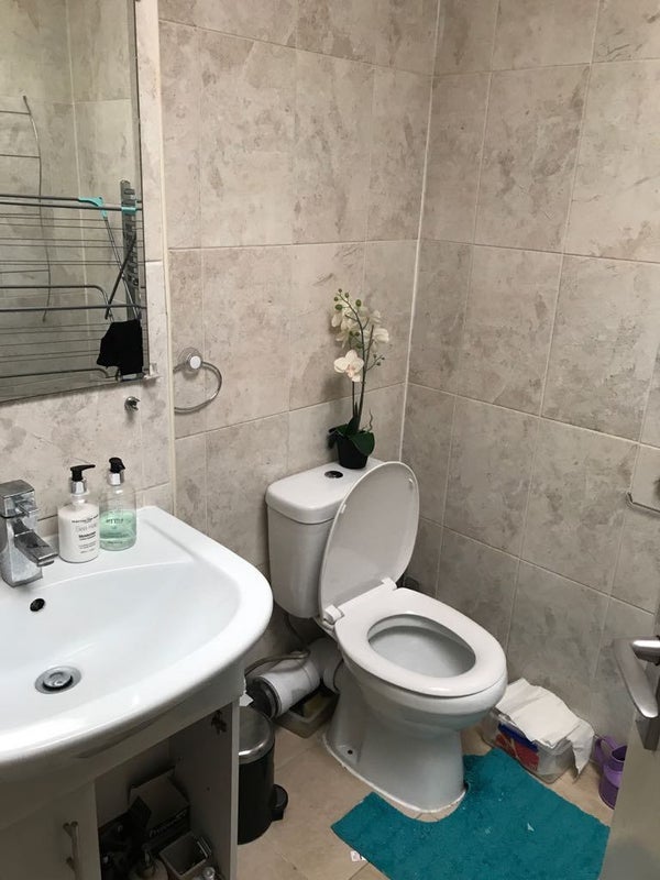Room Rayner's Road in Greater London