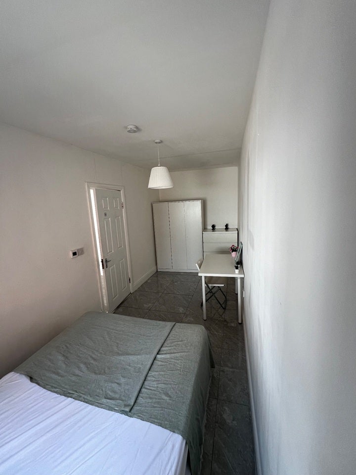 Flat Midstrath Road in Greater London