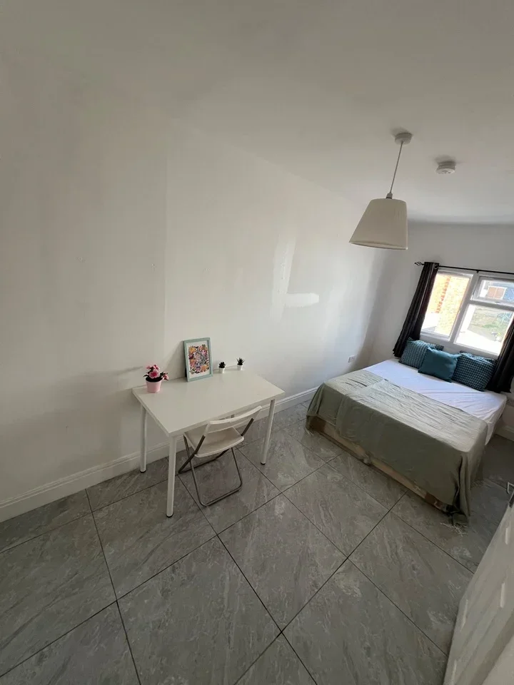Flat Midstrath Road in Greater London