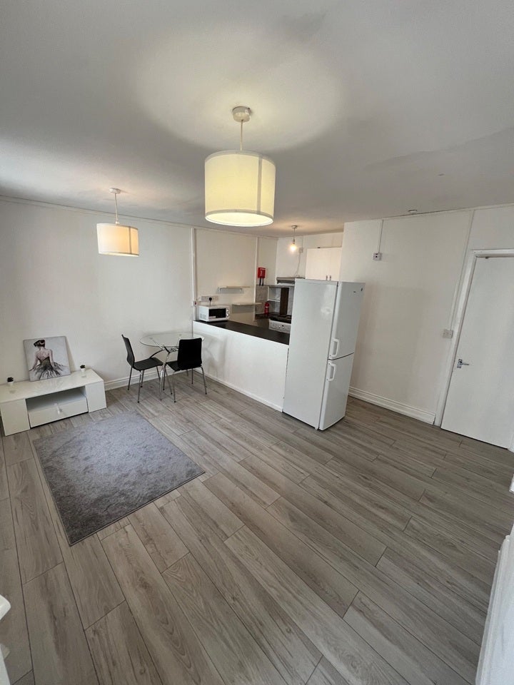 Flat Midstrath Road in Greater London