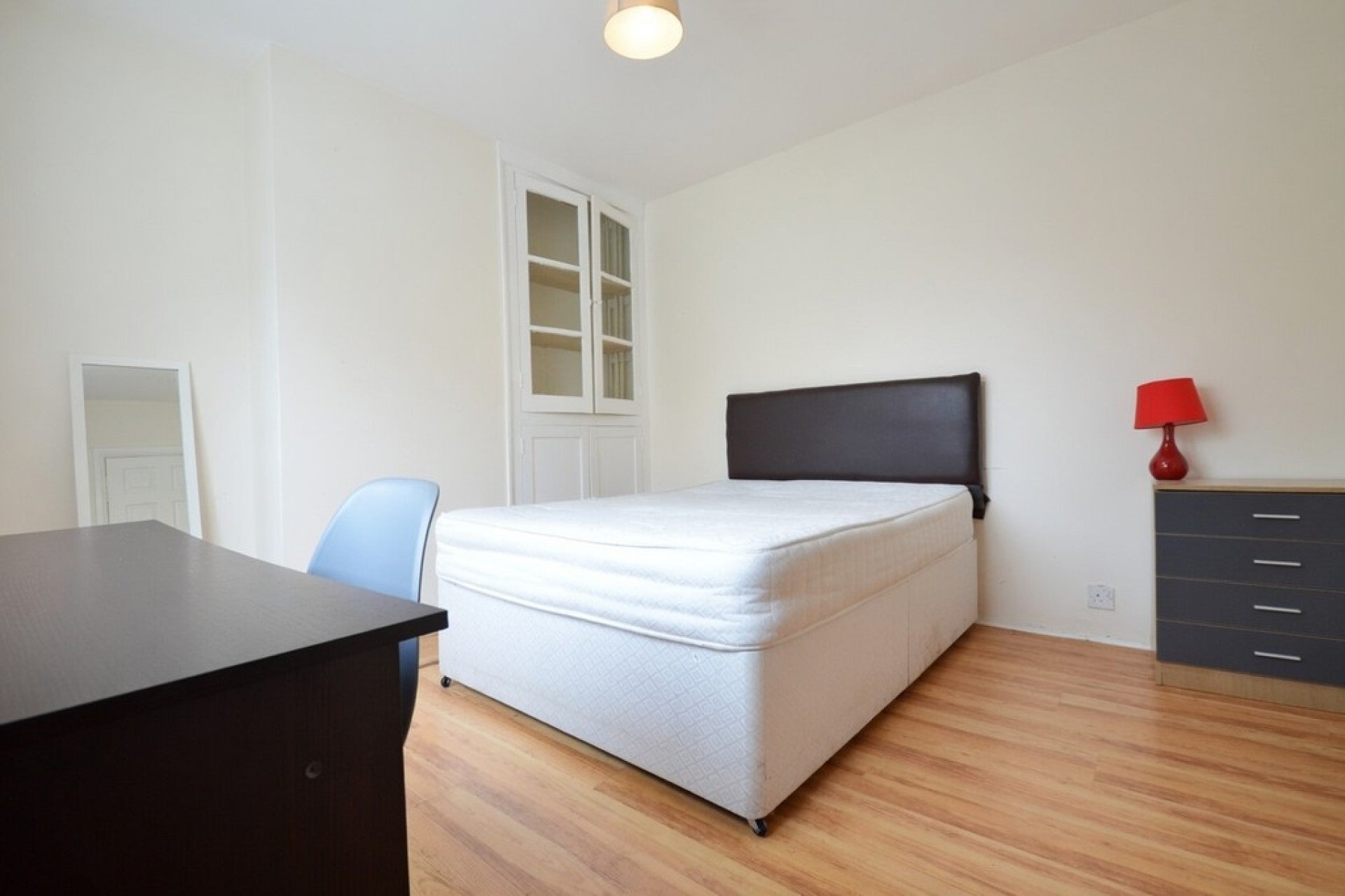 Room Kings Lane in Borough of Runnymede