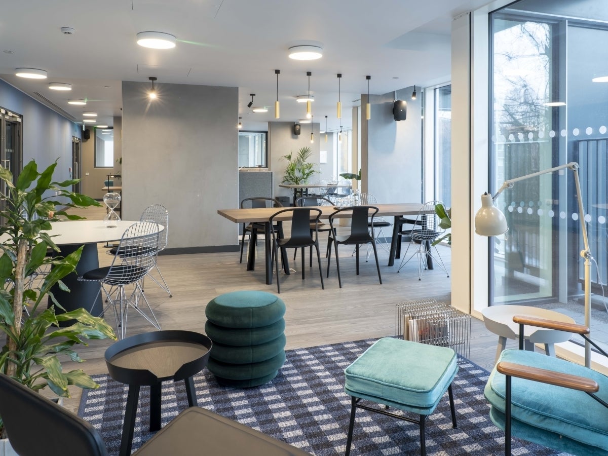 Flat Ash Avenue in Greater London