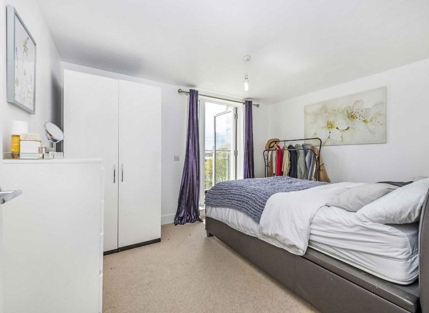 Flat Tiller Road in Greater London