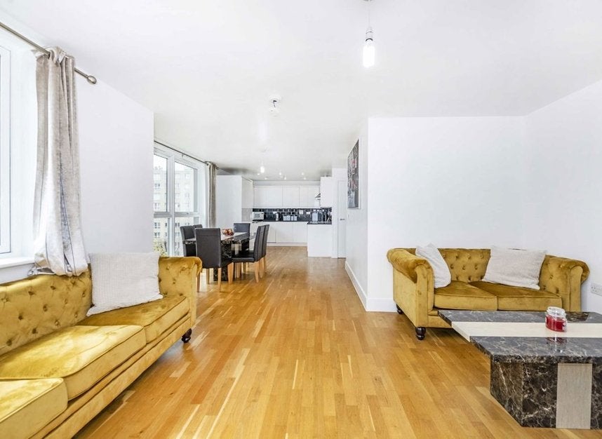 Flat Tiller Road in Greater London