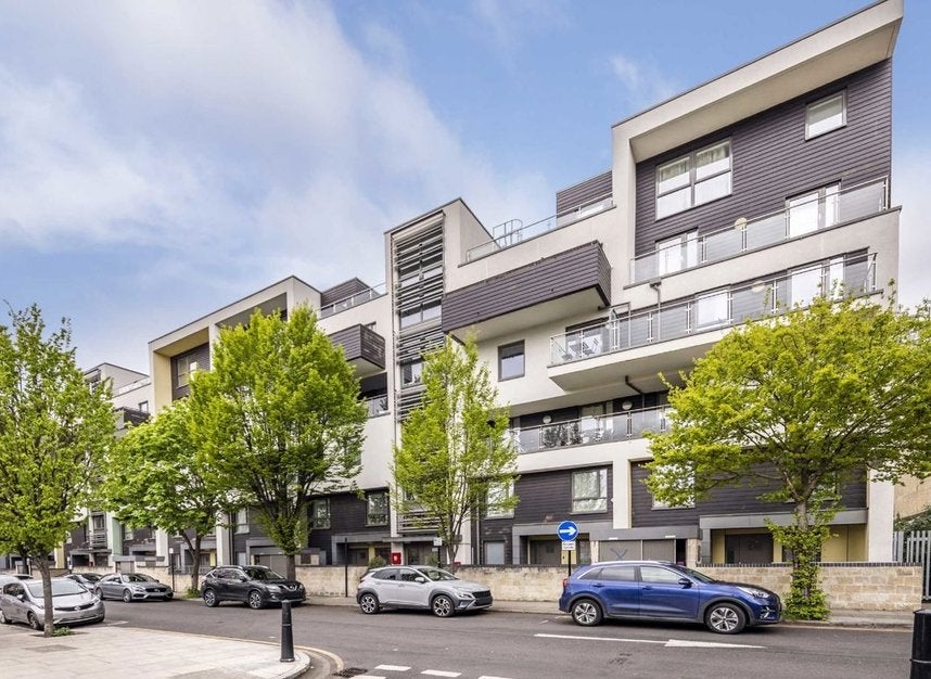 Flat Tiller Road in Greater London