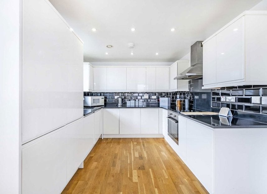 Flat Tiller Road in Greater London